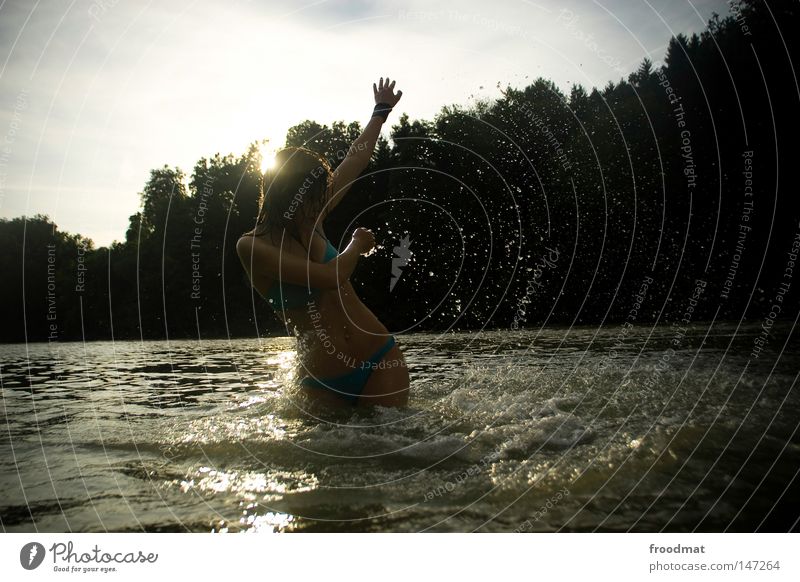 dunkelbunt Schwung Silhouette schön himmlisch Aktion Haare & Frisuren Stil lässig Haargel Halt nass Bikini türkis rocken trocknen Wolken Kondensstreifen