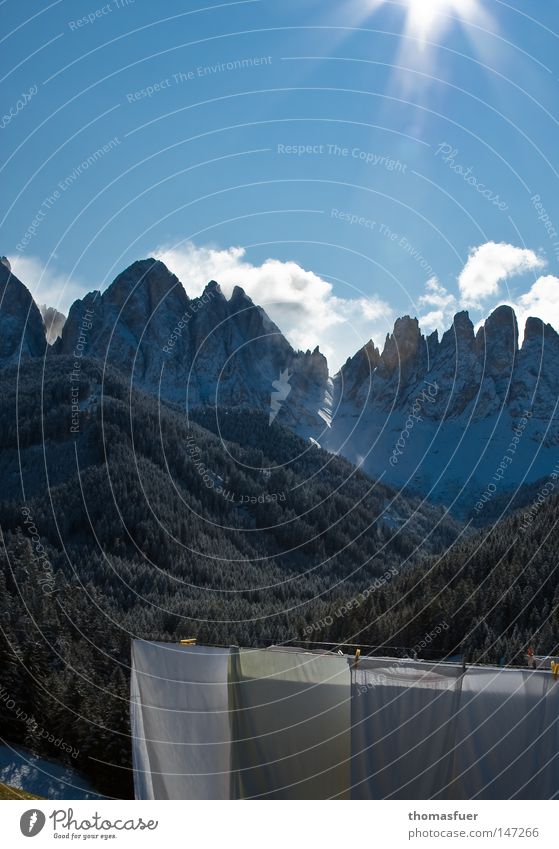 Wäsche auf der Leine vor Alpenpanorama Berge u. Gebirge Himmel Wolken Bettwäsche blau Schnee Suche Wäscheleine Gipfel Ferne Wäsche waschen rein Sauberkeit