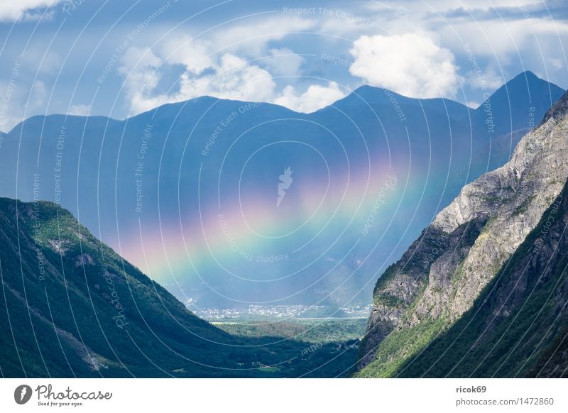 Landschaft mit Berge und Regenbogen in Norwegen Erholung Ferien & Urlaub & Reisen Berge u. Gebirge Natur Wolken Felsen Stein Idylle ruhig Tourismus Tal