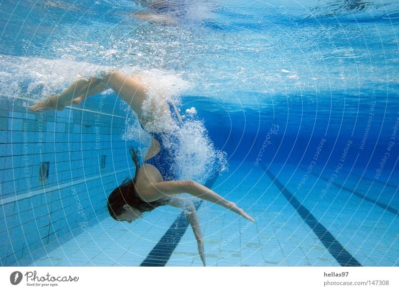 Into the blue Schwimmbad Frau Badeanzug Rolle Wasser Luftblase Beckenrand nass Sport Spielen Speedo