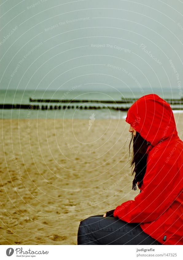 Rot am Strand Mensch Frau rot Regenjacke Herbst Sand Küste Meer Ferien & Urlaub & Reisen Erholung kalt Einsamkeit Denken Haare & Frisuren Schal Wetter Farbe