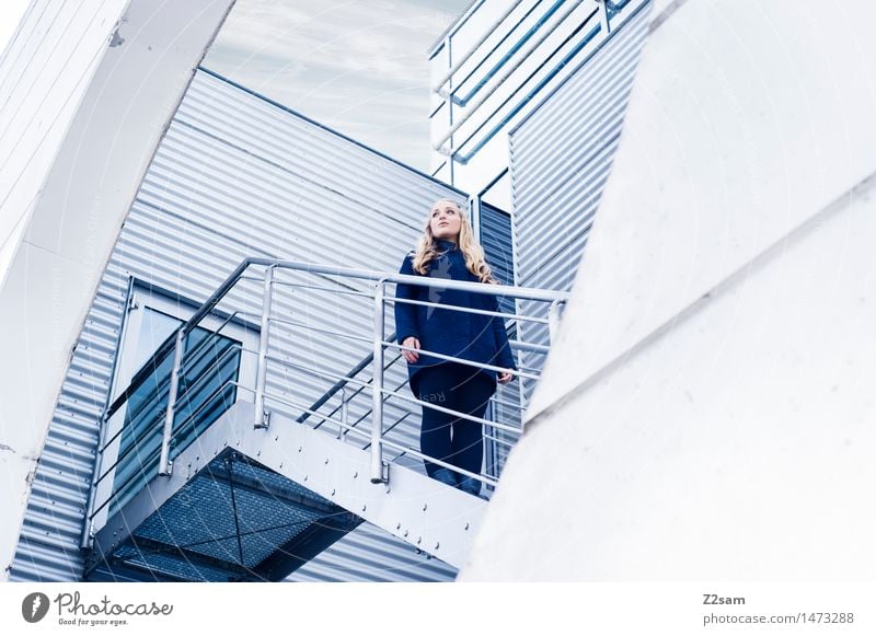 back to the future feminin Junge Frau Jugendliche 1 Mensch 18-30 Jahre Erwachsene Bauwerk Gebäude Architektur Treppe Wellblechwand Treppengeländer Mantel blond