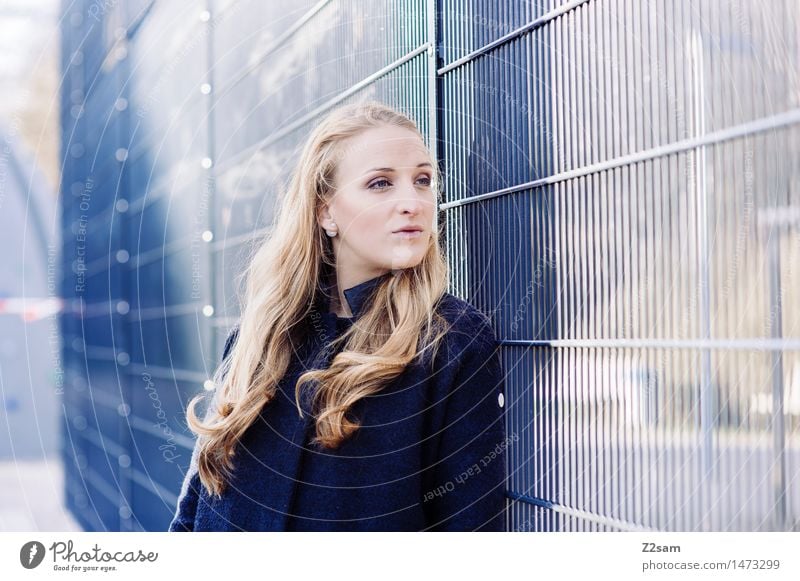 Vom Winde .... elegant Stil feminin Junge Frau Jugendliche 18-30 Jahre Erwachsene Stadt Mode Mantel blond langhaarig genießen Coolness frisch trendy schön kalt