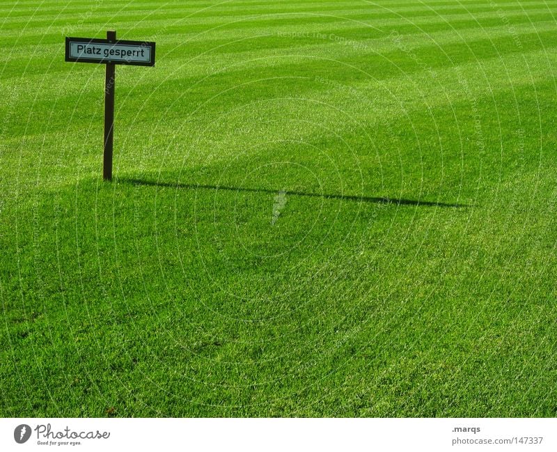 Restriktiv Gras Wiese saftig grün Sommer Schatten Verbote Platz gesperrt Sportplatz Fußballplatz Schilder & Markierungen Hinweisschild Rasen Barriere bolzplatz