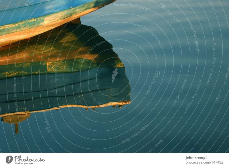 olli kahn Wasser Reflexion & Spiegelung Kahn Wasserfahrzeug blau türkis Oberkörper Peloponnes Griechenland Meer Schifffahrt