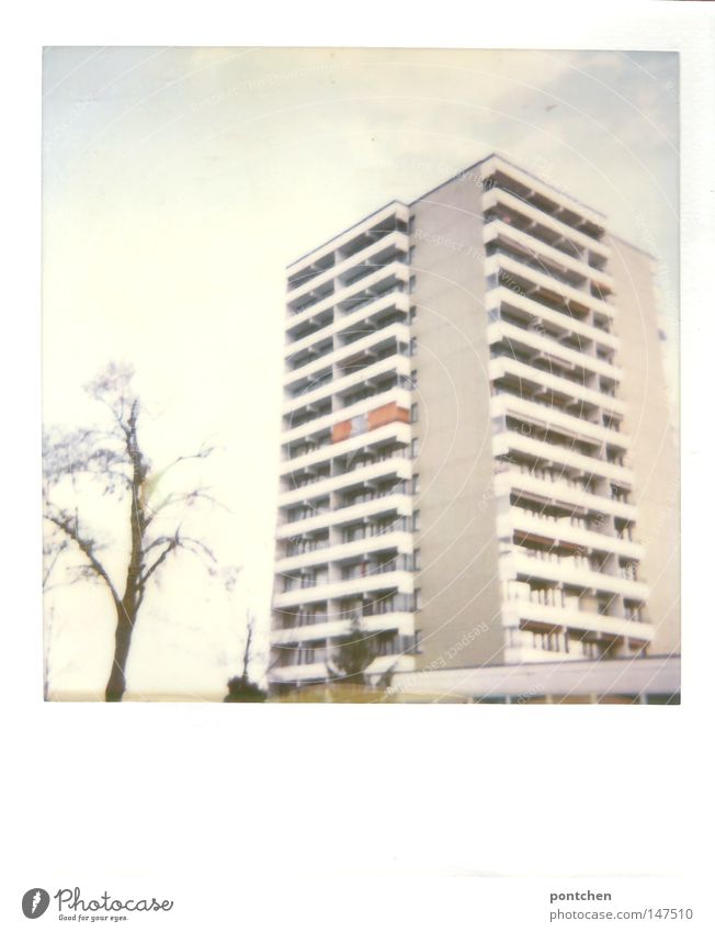 Ein freistehendes Hochhaus. Plattenbau. Architektur. Häusliches Leben Wohnung Haus Himmel Baum Gebäude Fenster hell Höhe vermieten Miete Nachbar anonym Coburg