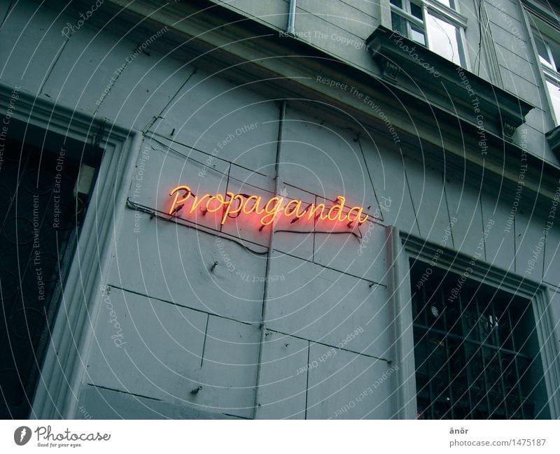 propaganda Stadt Stadtzentrum Altstadt Menschenleer Mauer Wand Fassade Fenster Dekoration & Verzierung Beton Schriftzeichen Schilder & Markierungen lesen