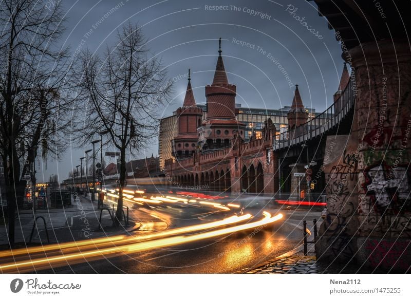 Feierabend Berlin Friedrichshain Oberbaumbrücke Stadt Hauptstadt Stadtrand Altstadt Brücke Bauwerk Architektur Verkehr Verkehrswege Personenverkehr