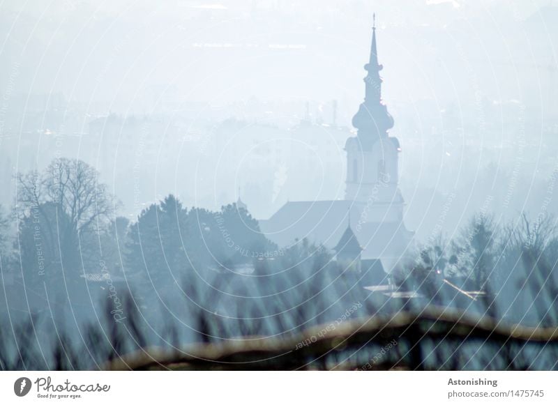 Kirche im Nebel Umwelt Natur Wolken Herbst Wetter Pflanze Baum Wien Österreich Stadt Hauptstadt Haus Turm Bauwerk Gebäude Dach alt dunkel hoch blau grau