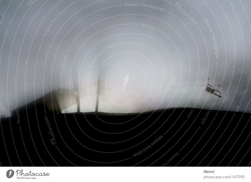 Wenn Träume fliegen lernen! Nebel Sesselbahn Skilift Licht Ankunft Schatten Gegenlicht Berge u. Gebirge Winter Bergstation leer Menschenleer Textfreiraum oben