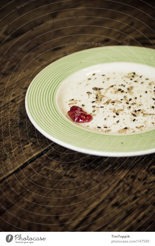 Ex-Weltmeisterbrötchen (mit Erdbeerkonfitüre) Frühstück Ernährung Teller Tisch Brot Krümel Marmelade lecker Appetit & Hunger leer fertig verputzen Küche Möbel