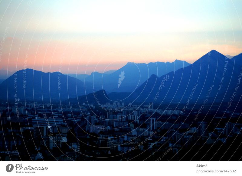 Lichstreuung der Atmosphäre Dämmerung Sonnenuntergang Berge u. Gebirge Stadt Grenoble Frankreich Alpen Silhouette Farbenspiel Lichtstimmung Lichtstreifen Abend