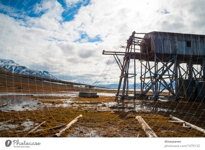 Verlassene hölzerne Kohlengruben-Transportstation Ferien & Urlaub & Reisen Sommer Natur Landschaft Stadt Gebäude Architektur Holz Zerstörung lonyearbyen Station