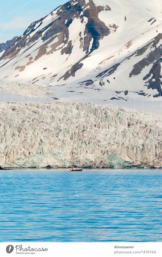 Gletscher und Segelboot Ferien & Urlaub & Reisen Meer Winter Schnee Berge u. Gebirge Umwelt Natur Landschaft Klima Küste Wasserfahrzeug frieren blau weiß Eis