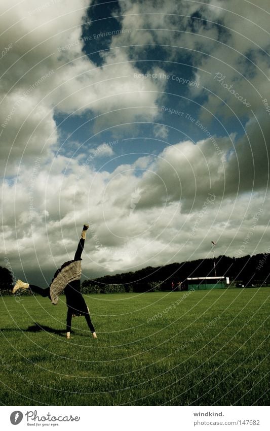 Beratschlagt! Radschlagen Wiese grün Wolken Platz Sport schön Sommer Frühling Fröhlichkeit Turner Turnen Frau Jugendliche Gras weiß Freude Spielen Wildtier blau