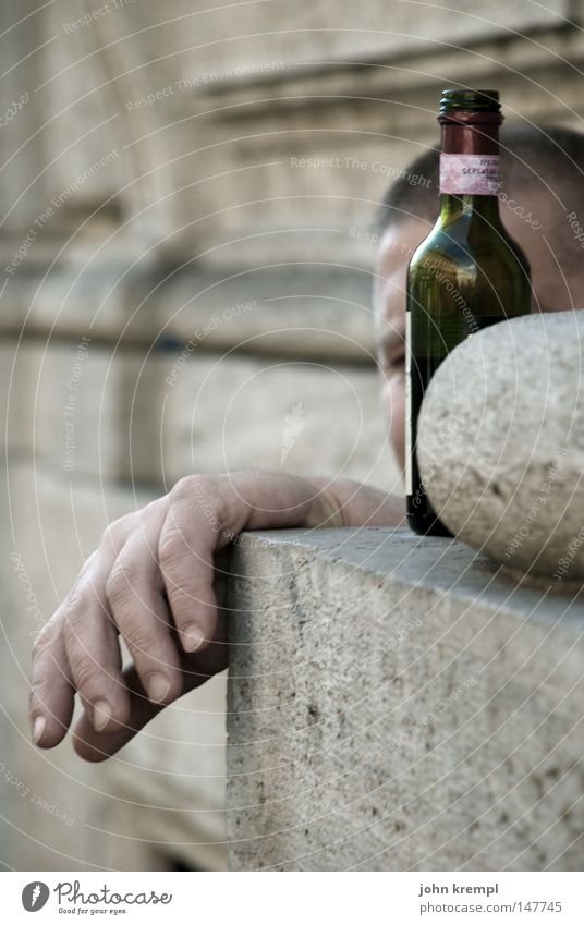 a drink needs me - i don't Rotwein Glasbehälter Alkohol trinken Alkoholisiert Bettler Armut obdachlos Obdachlose Hand anlehnen gammeln hängen Langeweile fade