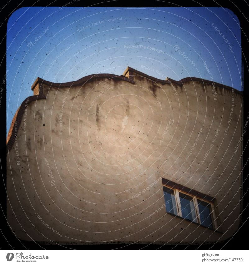 fens|terln (österr.): besuch bei d. geliebten (durch d. fenster) Haus Fassade Fenster Dach Himmel Detailaufnahme Freude fensterln dachkante window sky roof ttv