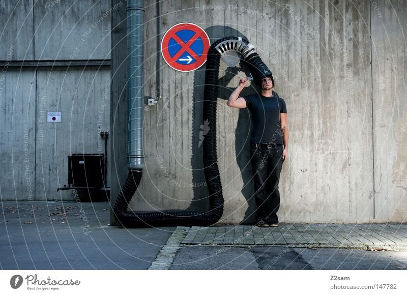 loading..... laden saugen Staubsaugen Schlauch Beton Teer dunkel Mann maskulin Maschine stehen bewegungslos verbinden tanken stoppen T-Shirt Mütze Batterie