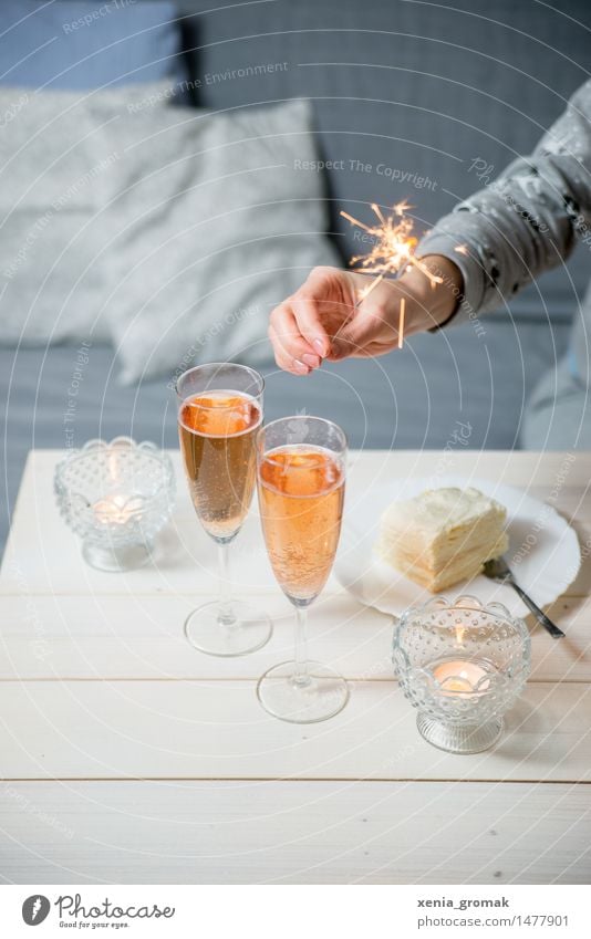 Sekt und Wunderkerzen Kuchen Dessert Süßwaren Ernährung Festessen Getränk Erfrischungsgetränk Alkohol Prosecco Champagner Teller Sektglas Gabel Lifestyle