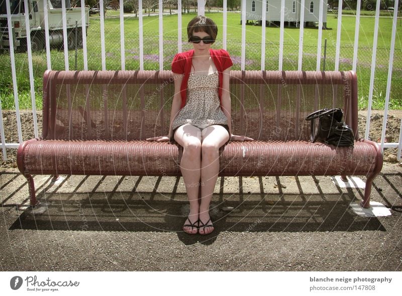 Miss Amelie Australien Frau Langeweile amelie poulain warten Geldinstitut verrotten sonnenbrille maedchen Aufgabe grün Wiese zug Bahnhof sitzen retro