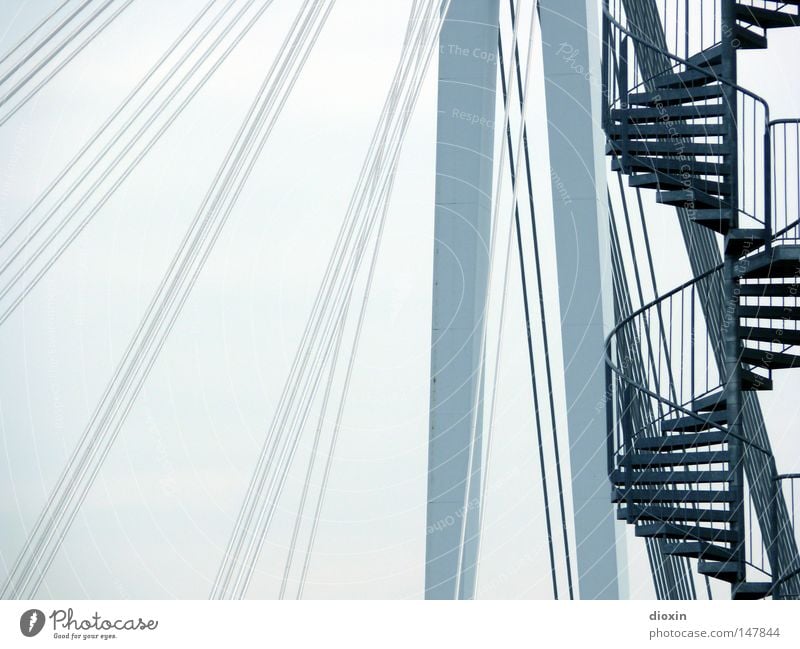 it´s a long way to the top... Brücke Hängebrücke Schrägseilbrücke Pylon Stahlkabel Wendeltreppe Treppe Geländer Treppengeländer Brückengeländer aufwärts