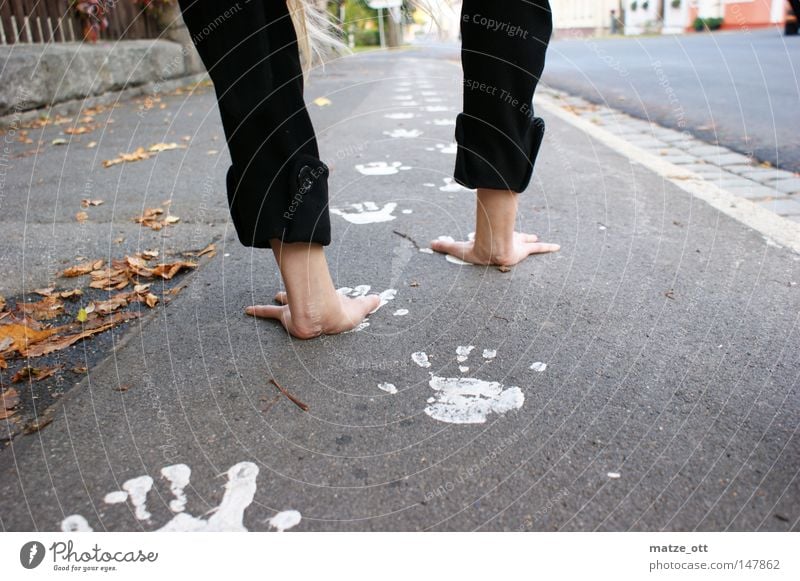 Walking on hands Hand Handstand Bürgersteig gehen laufen Straße Fußspur weiß Spielen Verkehrswege Schulweg Farbe Abdruck Fingerabdruck