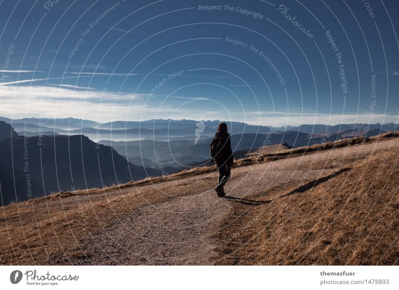 auf dem Weg Ferien & Urlaub & Reisen Ausflug Abenteuer Ferne Freiheit Berge u. Gebirge wandern Mensch feminin Frau Erwachsene 1 45-60 Jahre Himmel Horizont