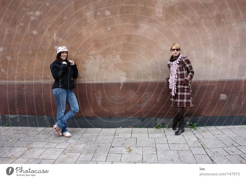 Two Girls Frau grau Riss alt Jugendliche eng Ausweg Flucht Wand Mauer Freude Freundschaft Schal Mütze Winter Bordeaux-Wein Jeanshose Jeansstoff Straßburg