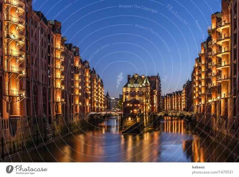 Wasserschloss Hamburg Speicherstadt Deutschland Europa Stadt Hafenstadt Stadtzentrum Altstadt Menschenleer Haus Brücke Turm Tor Bauwerk Architektur Schloss