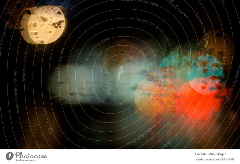 Berlin by Night II. Licht rot grün gelb weiß türkis dunkel Punkt Nacht nachts hell Regen Fensterscheibe Wassertropfen Straße
