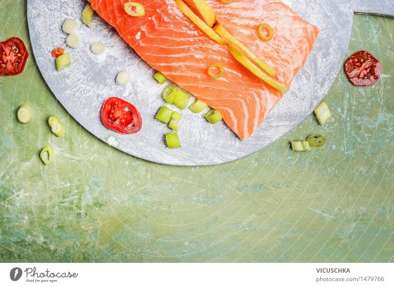 Lachsfilet mit Zitrone und Kochzutaten Lebensmittel Fisch Kräuter & Gewürze Ernährung Mittagessen Abendessen Büffet Brunch Festessen Bioprodukte