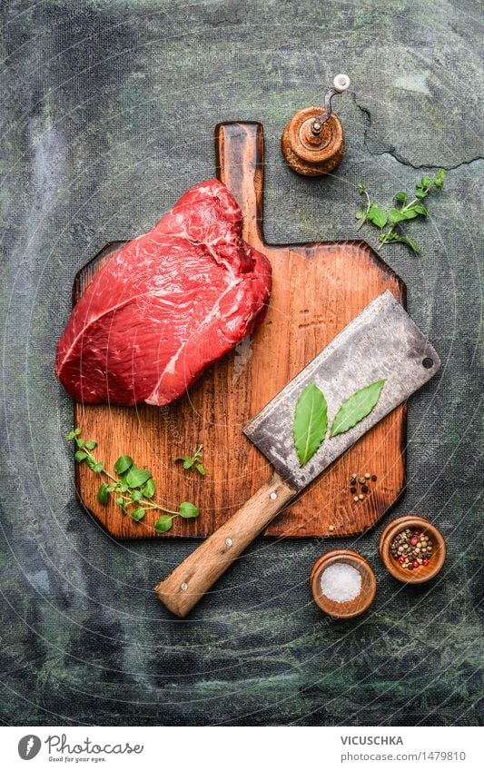 Stück Rindfleisch auf Schneidebrett mit Fleischerbeil Lebensmittel Kräuter & Gewürze Ernährung Mittagessen Abendessen Festessen Bioprodukte Messer