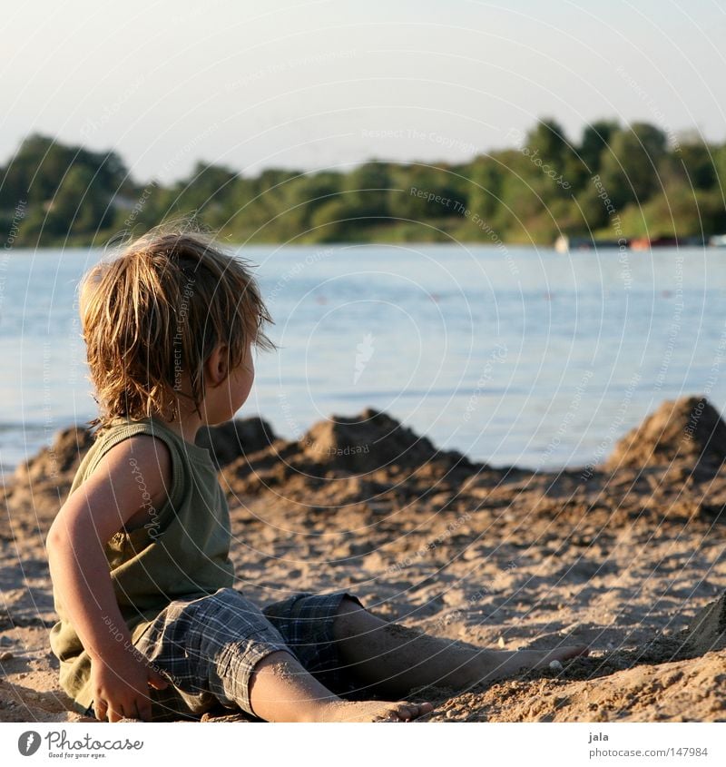 letzter tag am see Blick ruhig See Sand Junge Wasser sitzen Körperhaltung Wetter träumen Sehnsucht blond Mensch Ferien & Urlaub & Reisen Freizeit & Hobby Freude