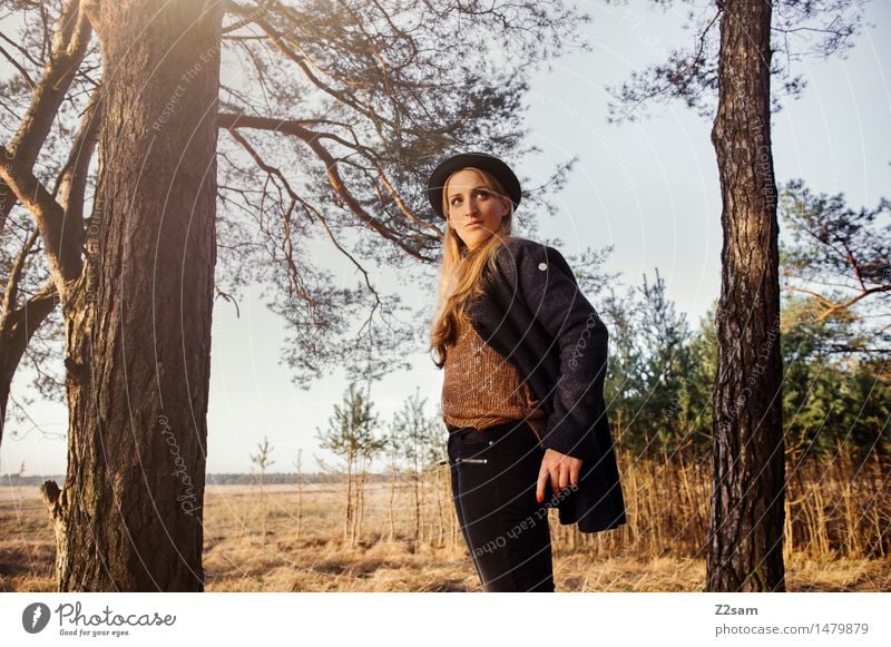 steht ein .... Lifestyle elegant Stil feminin Junge Frau Jugendliche 18-30 Jahre Erwachsene Natur Landschaft Herbst Schönes Wetter Baum Sträucher Wald Mantel