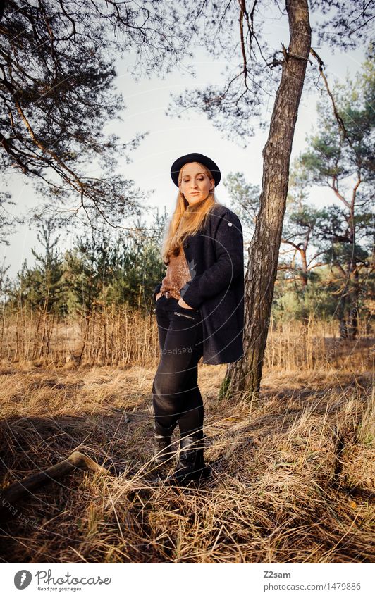 Steht ne Rockerin im Wald Lifestyle elegant Stil feminin Junge Frau Jugendliche 30-45 Jahre Erwachsene Natur Landschaft Herbst Winter Schönes Wetter Gras