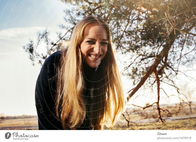 Funny Outtake Lifestyle elegant Stil Junge Frau Jugendliche 18-30 Jahre Erwachsene Natur Landschaft Sonne Sonnenlicht Herbst Schönes Wetter Baum Sträucher Wald