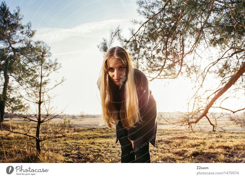 Sonnenkind Lifestyle Stil feminin Junge Frau Jugendliche 18-30 Jahre Erwachsene Natur Landschaft Sonnenlicht Herbst Schönes Wetter Baum Sträucher Wald Mode