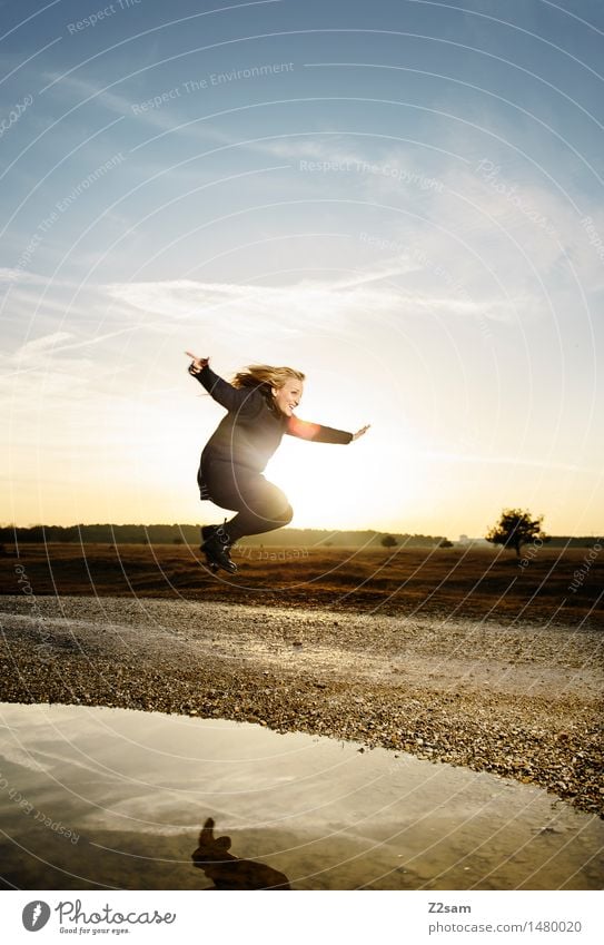 Das Leben ist schön Lifestyle Stil feminin Junge Frau Jugendliche 30-45 Jahre Erwachsene Landschaft Herbst Schönes Wetter Heide Mode Mantel Stiefel blond