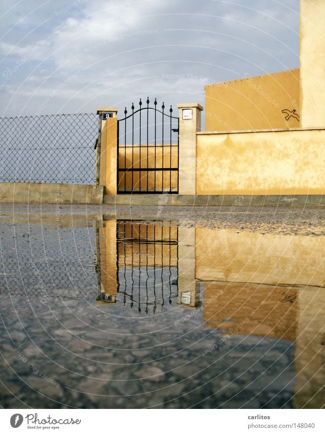 Im Süden nichts Neues Ferien & Urlaub & Reisen Pfütze Reflexion & Spiegelung Symmetrie Schmiedeeisen Mauer mediterran Ambiente Haus Ferienhaus Insolvenz Spanien