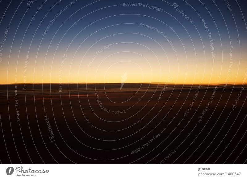 Sonnenuntergang auf Flughöhe schön Natur Wolken Horizont Wetter Streifen dunkel bizarr Tageszeit Altimeter Höhe fliegen Zeitzonen Himmel Wischeffekt Trennlinie