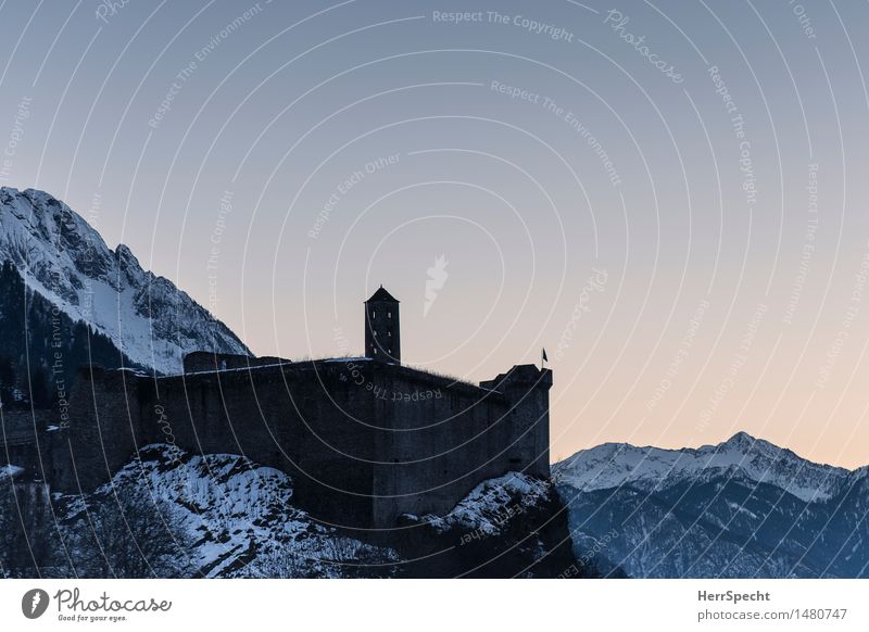 Trutzburg Winter Schönes Wetter Schnee Felsen Alpen Berge u. Gebirge Gipfel Schneebedeckte Gipfel Schweiz Kanton Tessin Menschenleer Burg oder Schloss Mauer