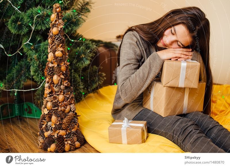 Kleines Mädchen, das auf ihren Geschenken und mit Lächeln schläft, stellen gegenüber schön Winter Schnee Wohnzimmer Schlafzimmer Weihnachten & Advent Geburtstag