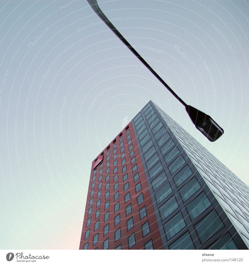 ZUNEIGUNG Haus Gebäude Himmel Schönes Wetter Laterne Karlsruhe groß Macht Stein Stadt Hochhaus Quadrat Stahl Beton Spiegel Fenster Eisen kalt Teer schwarz