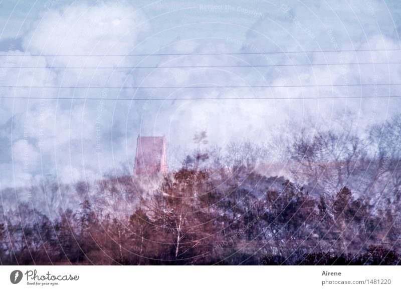 Titelzeile frei Himmel Wolken Baum Wald Straßenrand Baumreihe Kirche Turm Kirchturm Kirchturmspitze Linie fahren Ferien & Urlaub & Reisen einzigartig trist blau