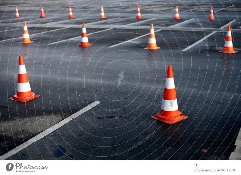 hütchenspiel Parkhaus Verkehr Verkehrswege Straßenverkehr Autofahren Wege & Pfade Parkplatz Verkehrsleitkegel Verkehrszeichen Linie Ordnungsliebe komplex