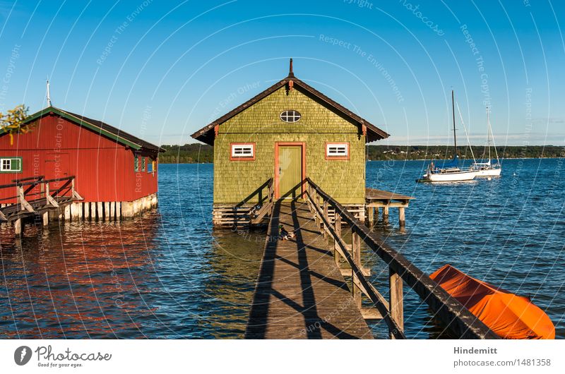 Am Ammersee Wald Hügel Wellen Seeufer Hütte Bootshaus Steg Bootsfahrt Segelboot Ruderboot Hafen Schwimmen & Baden stehen authentisch Wärme blau grün orange rot