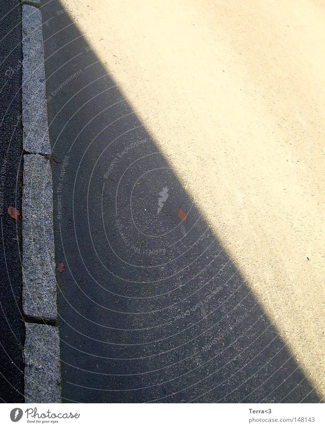 \ oder Yin-Yang.. Schatten Sonne Beleuchtung Physik heiß Licht dunkel Geometrie Grafik u. Illustration vertikal Linie fallen Börse Dreieck Bordsteinkante