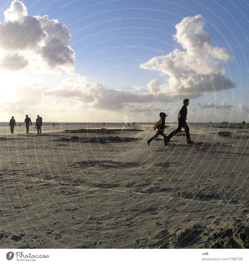 Abendstimmung an der Nordsee | Strandläufer | yes we can! Strandleben Meer Mensch Zusammensein Familie & Verwandtschaft groß klein Kind Ferien & Urlaub & Reisen