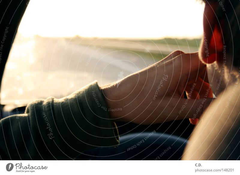 kling klang... KFZ Sonne Hand Arme Pullover Ohr Haare & Frisuren Straße Autobahn Himmel Lenkrad Autofenster hell grün gelb Mann Sitzgelegenheit Finger Daumen