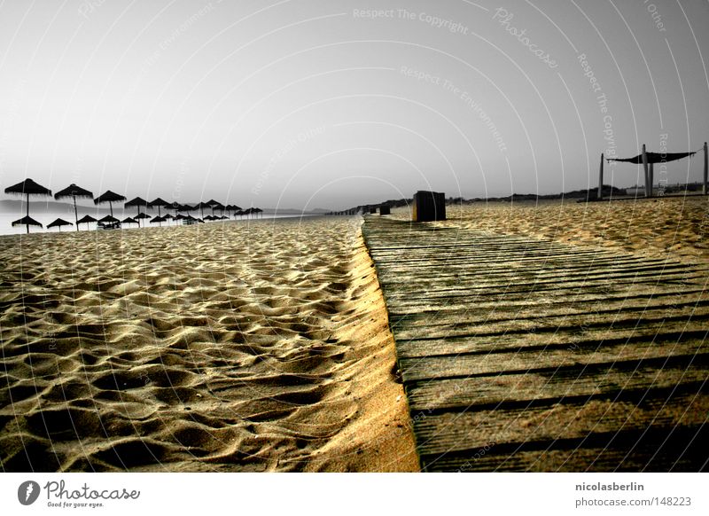 picknick Strand Meer Himmel Holzmehl Steg Horizont trist Einsamkeit Stein schwarz gelb grau Erholung Portugal Alentejo Trauer Verzweiflung Küste Erde Sand